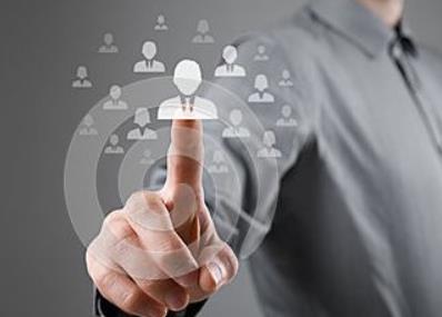 2019年退休人员月人均基本养老金涨5%左右